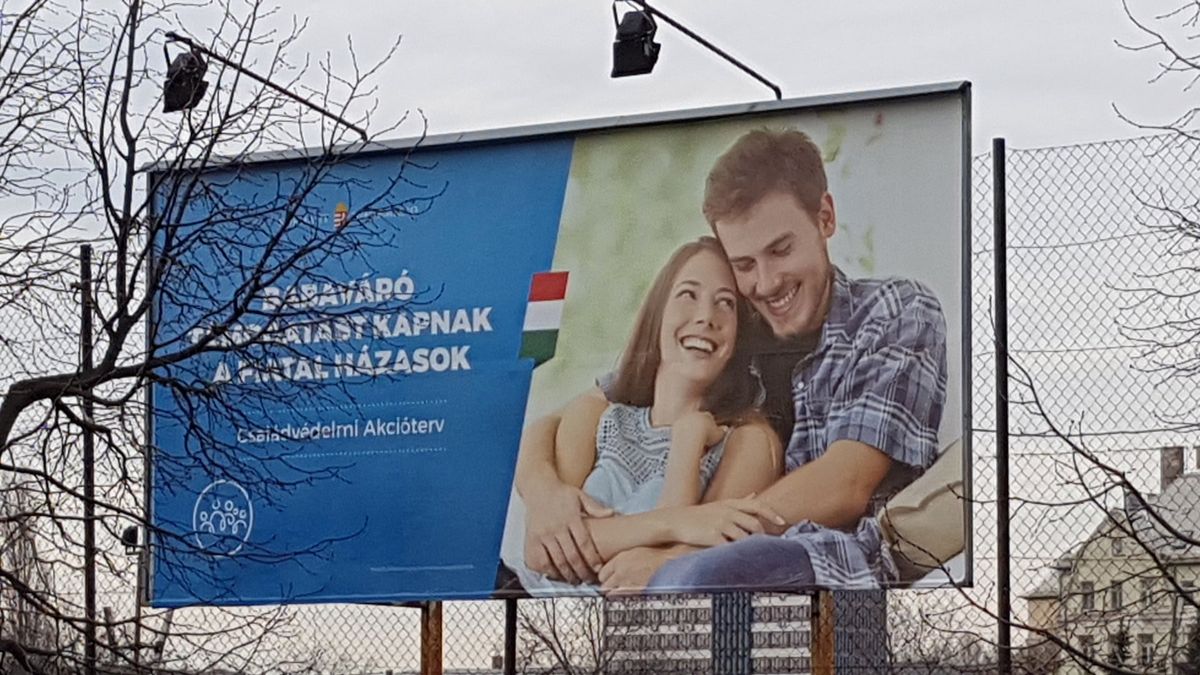 Para z mema "Distracted Boyfriend" w promocji szczęśliwej, dużej rodziny 1