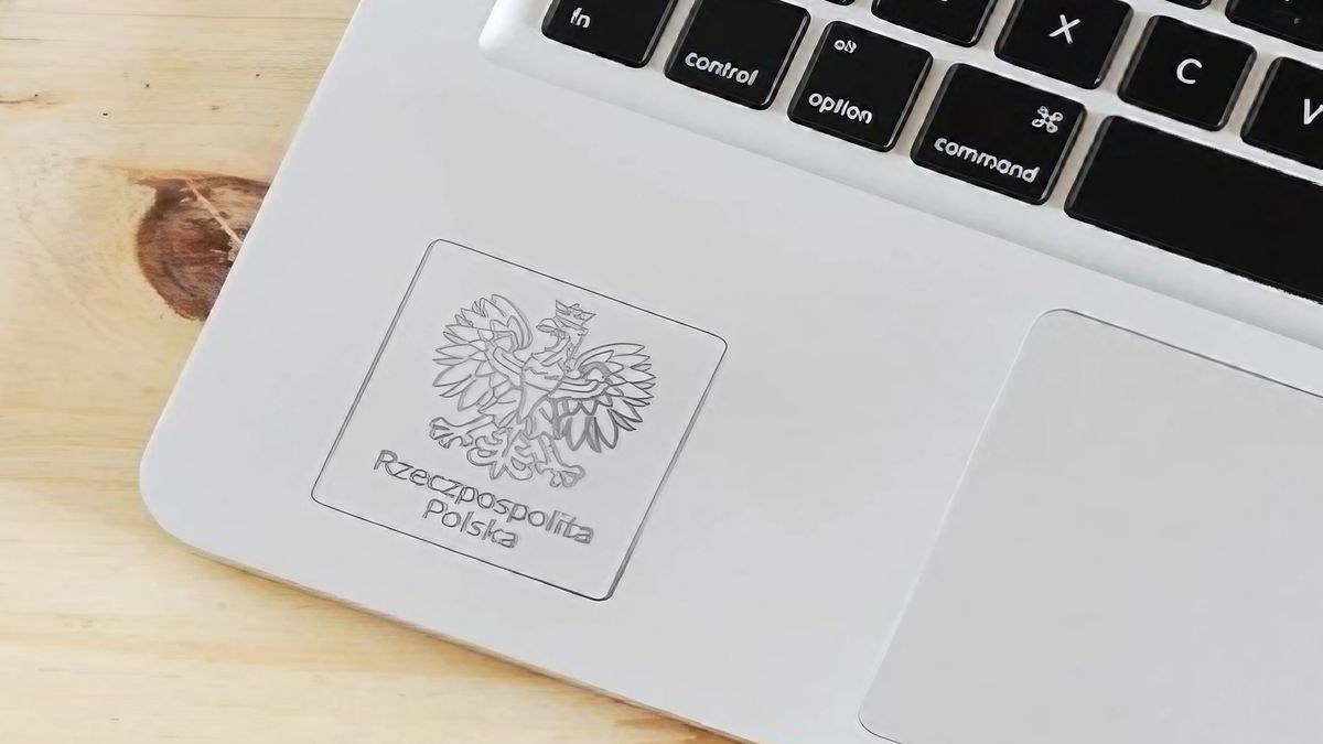 Laptopy dla uczniów z nietypowym zabezpieczeniem. Orzeł na obudowie