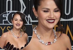 Selena Gomez na Emmy zaszalała z dekoltem. Ciemna stylizacja dodała jej lat?
