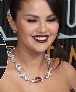 Selena Gomez na Emmy zaszalała z dekoltem. Ciemna stylizacja dodała jej lat?