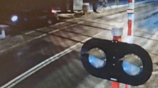 Błonie: Pijany kierowca wjechał na przejazd a potem na torowisko