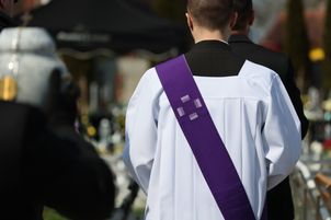 Składki idą na duchownych "bez uprawnień". Resort odpowiada