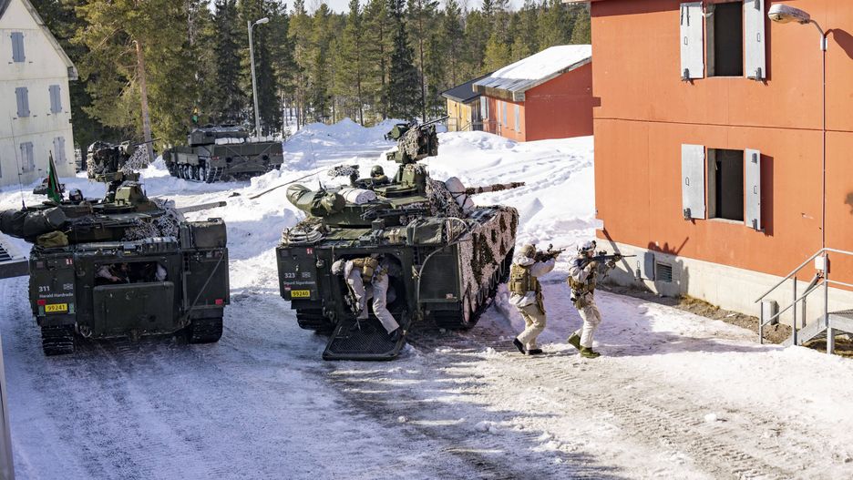 The military exercise Cold Response 22Rena 20220321.Department with soldiers from the Telemark Battalion with a demonstration in a so-called SIBO city (civilian residential area) in connection with the Armed Forces' information day at Rena during the exercise Cold Response. Photo: Geir Olsen / NTB Dostawca: PAP/NTBGeir OlsenArmy, Exercise, Tanks, BNC, NATO, Cold Response 22, Military