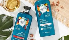Szampony Herbal Essences w butelkach z plastiku zebranego na plażach
