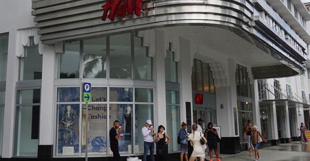 Firmy odzieżowe zamykają sklepy. Handel przenosi się do sieci