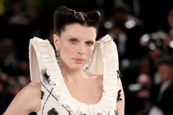 Oscary 2026. Julia Fox ZASZALAŁA ze stylizacją. Jako jedyna postawiła na prawdziwy efekt WOW [ZDJĘCIA]