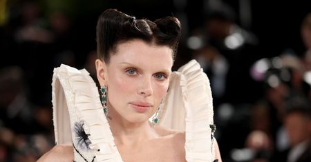 Oscary 2026. Julia Fox ZASZALAŁA ze stylizacją. Jako jedyna postawiła na prawdziwy efekt WOW [ZDJĘCIA]