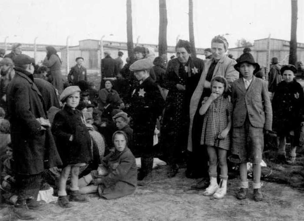 Wiele kobiet i dzieci od razu po przybyciu do Auschwitz kierowano do komór gazowych