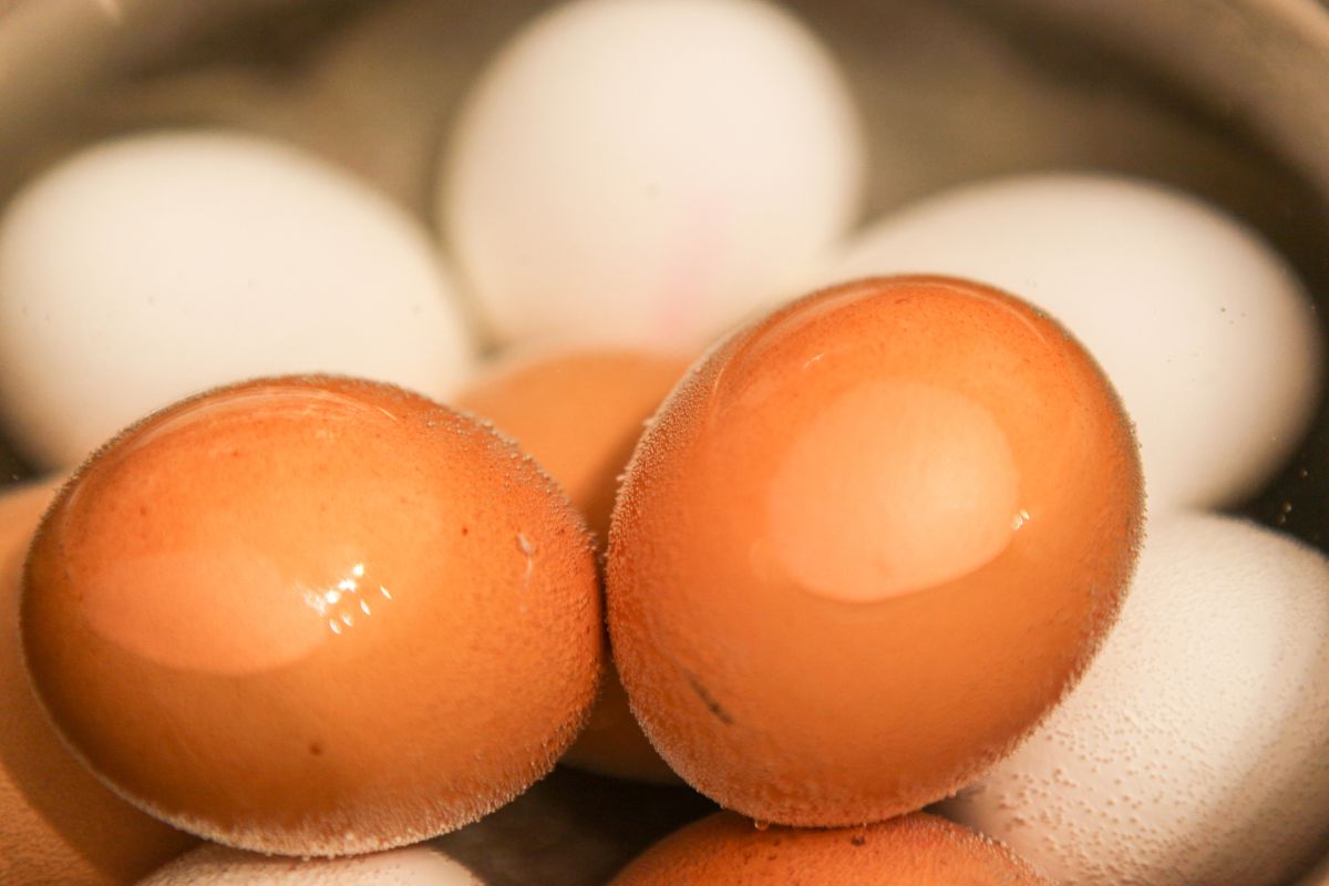 Obieranie jajek nie należy do najprzyjemniejszych czynności w kuchni