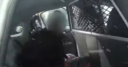 Policjanci skuli 9-latkę i potraktowali ją gazem. Szokujące nagranie