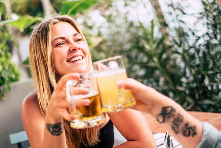 Wspólne tatuaże dla przyjaciółek – trwały symbol nierozerwalnej przyjaźni. Inspirujące wzory dla kobiet