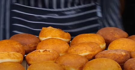 Strzelczyk pokazał, jak robi pączki. Są puszyste i bardzo długo świeże