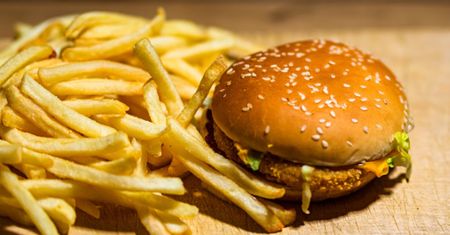 Popularna kanapka zniknie z McDonald's?! Internauci protestują