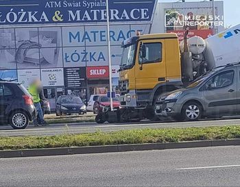 Ząbki: Zderzenie skutera z betoniarką. Jedna osoba w szpitalu