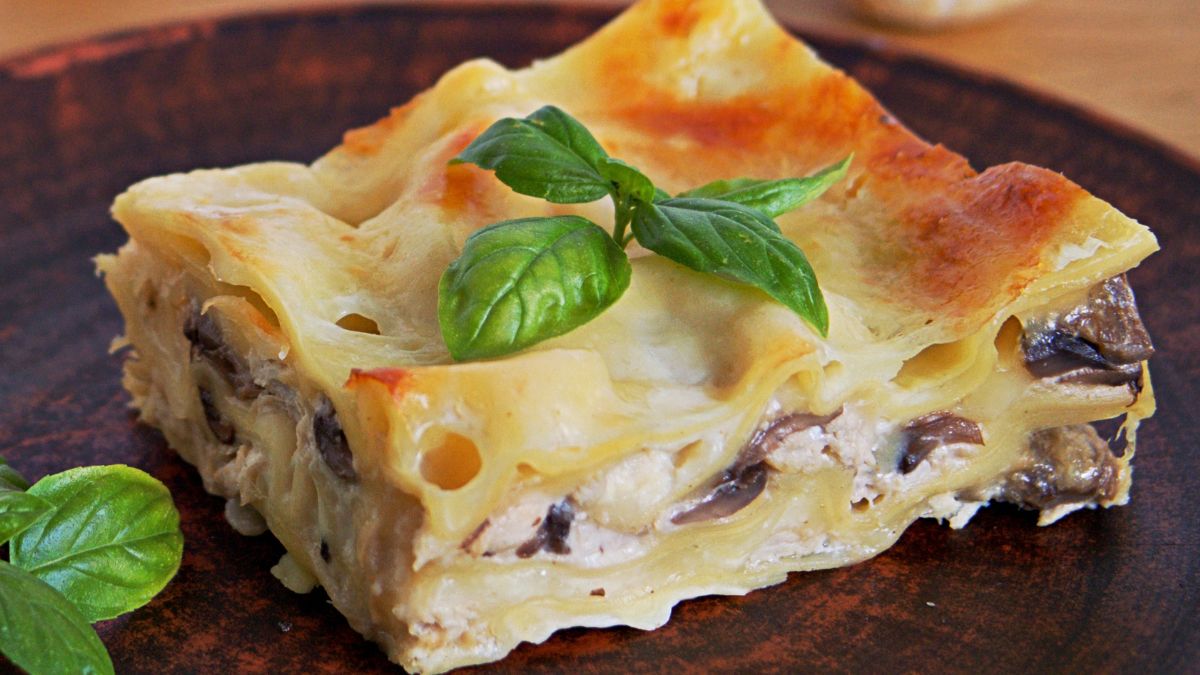 Lazania z grzybami leśnymi może śmiało konkurować z mięsną 