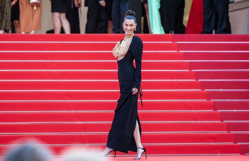 Bella Hadid paraduje po czerwonym dywanie w Cannes w naszyjniku imitującym płuca