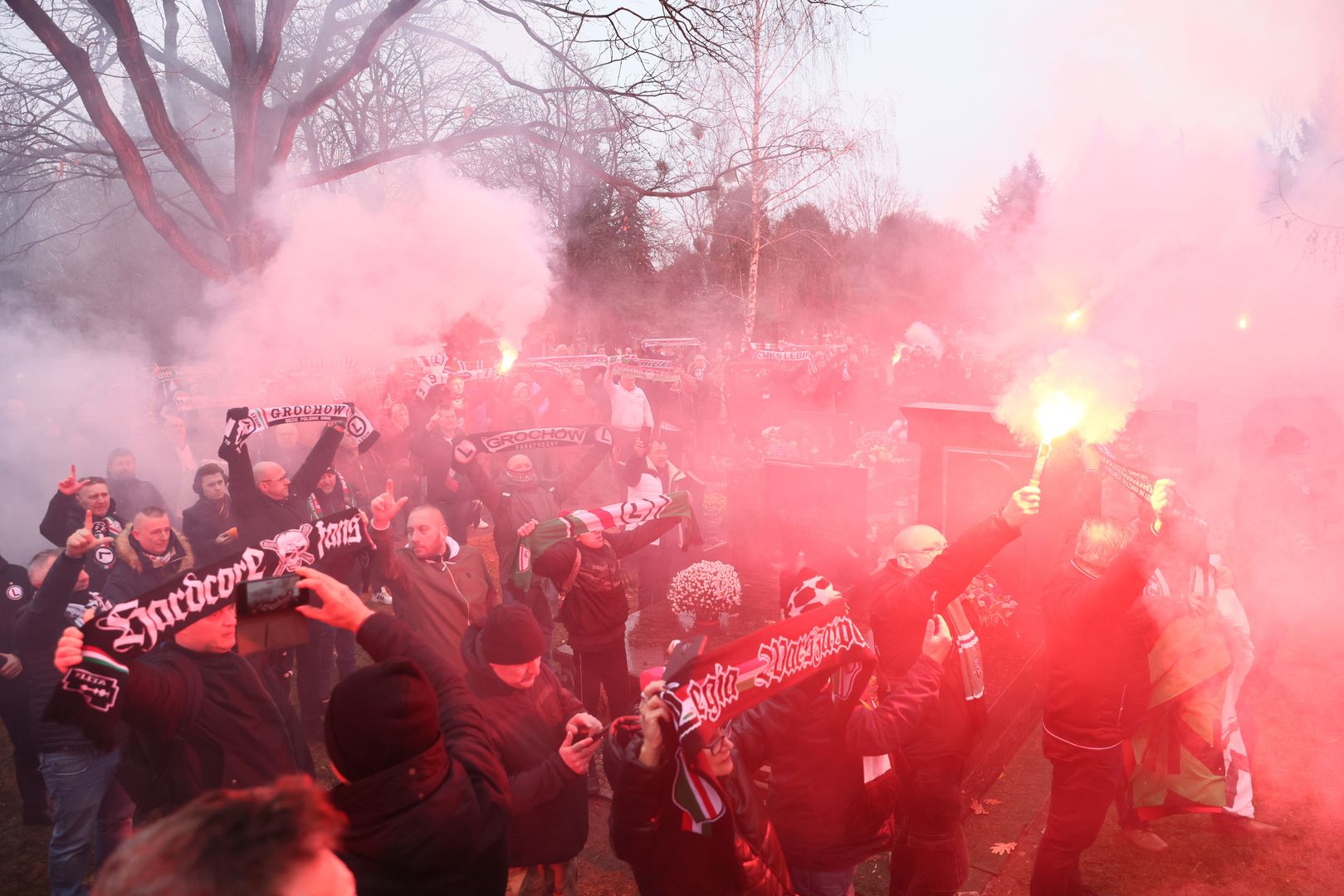 Kibice Legii Warszawa podczas pogrzebu Lucjana Brychczego