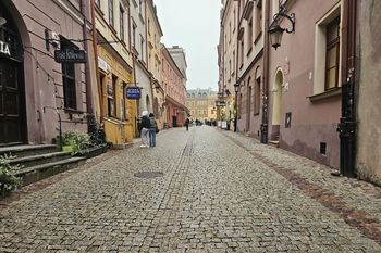 Szpilkostrada na Starym Mieście coraz bliżej. Równa granitowa kostka połączy obie bramy