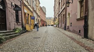 Szpilkostrada na Starym Mieście coraz bliżej. Równa granitowa kostka połączy obie bramy