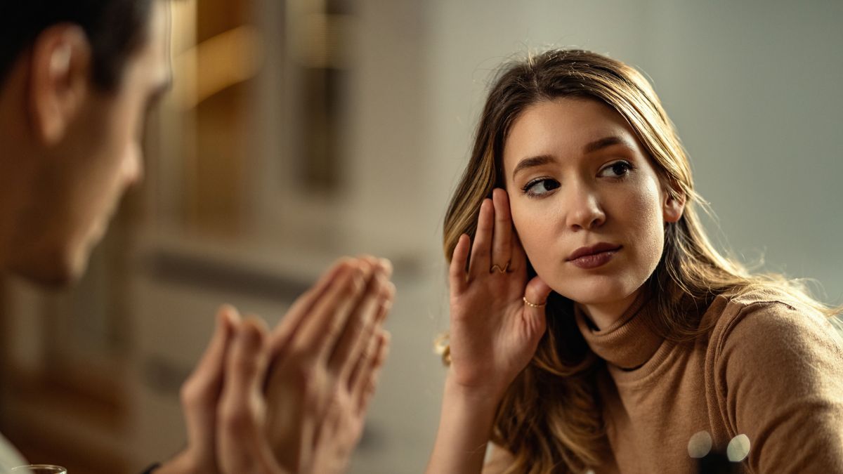 Mężczyzna prosi kobietę o pożyczkę.