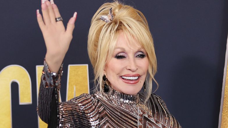 76-letnia Dolly Parton olśniewa w CZTERECH RÓŻNYCH kreacjach na rozdaniu ACM Awards w Las Vegas (ZDJĘCIA)