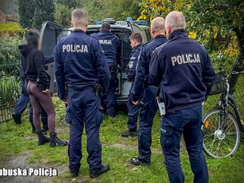 Żary: Napadli na listonosza, spalili samochód, a pieniądze ukryli w lesie