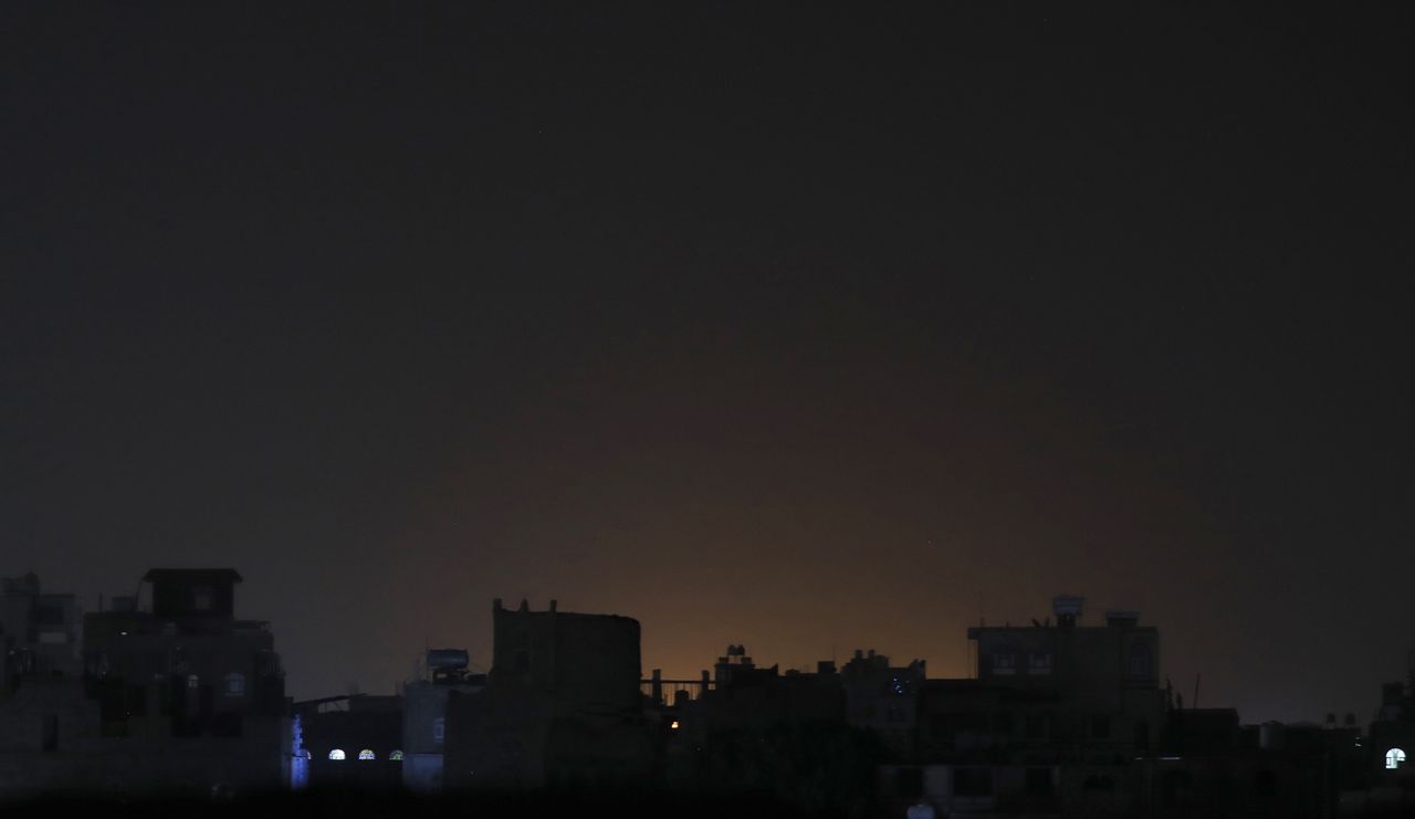 A general view of light shining behind buildings at a neighborhood following strikes in Sana'a, Yemen, 03 February 2024. The US-led coalition has conducted new strikes against Yemen's Houthi positions in the capital Sana'a and others cities under Houthis control in response to increased Houthi attacks on shipping in the Red Sea and the Gulf of Aden, Houthis-run al-Masirah TV reported. In January 2024, the US Department of State designated Yemen's Houthis as a 'Specially Designated Global Terrorist group' due to their increased attacks on shipping lanes. In December 2023, the US Department of Defense announced a multinational operation to safeguard trade and protect ships in the Red Sea in response to the escalation of Houthi attacks. EPA/YAHYA ARHAB Dostawca: PAP/EPA.