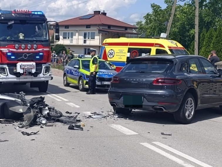 Groźny wypadek w Iwaniskach. Motocyklista w ciężkim stanie