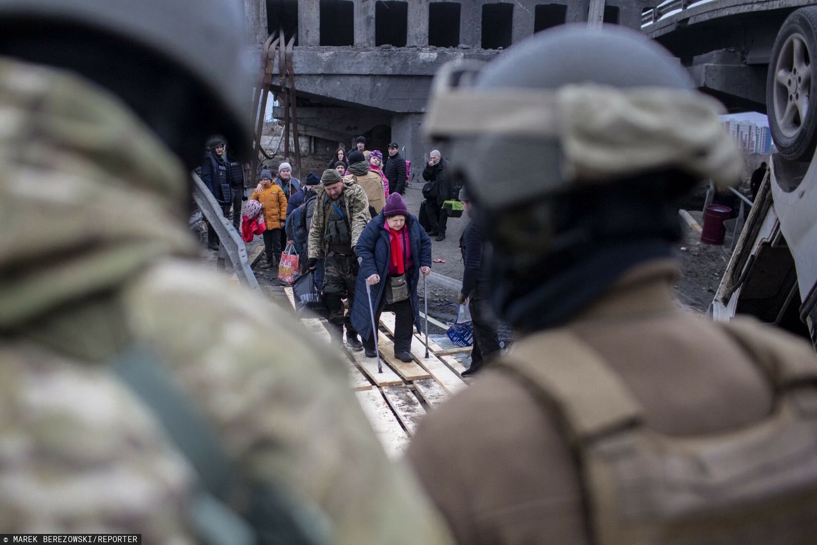 Ukraińskie służby ds. sytuacji nadzwyczajnych podają, że najtrudniejsza sytuacja humanitarna na Ukrainie jest obecnie w rejonie buczańskim w obwodzie kijowskim. W miejscowościach okupowanych przez Rosję jej żołnierze dopuszczają się kradzieży, zabójstw i gwałtów.