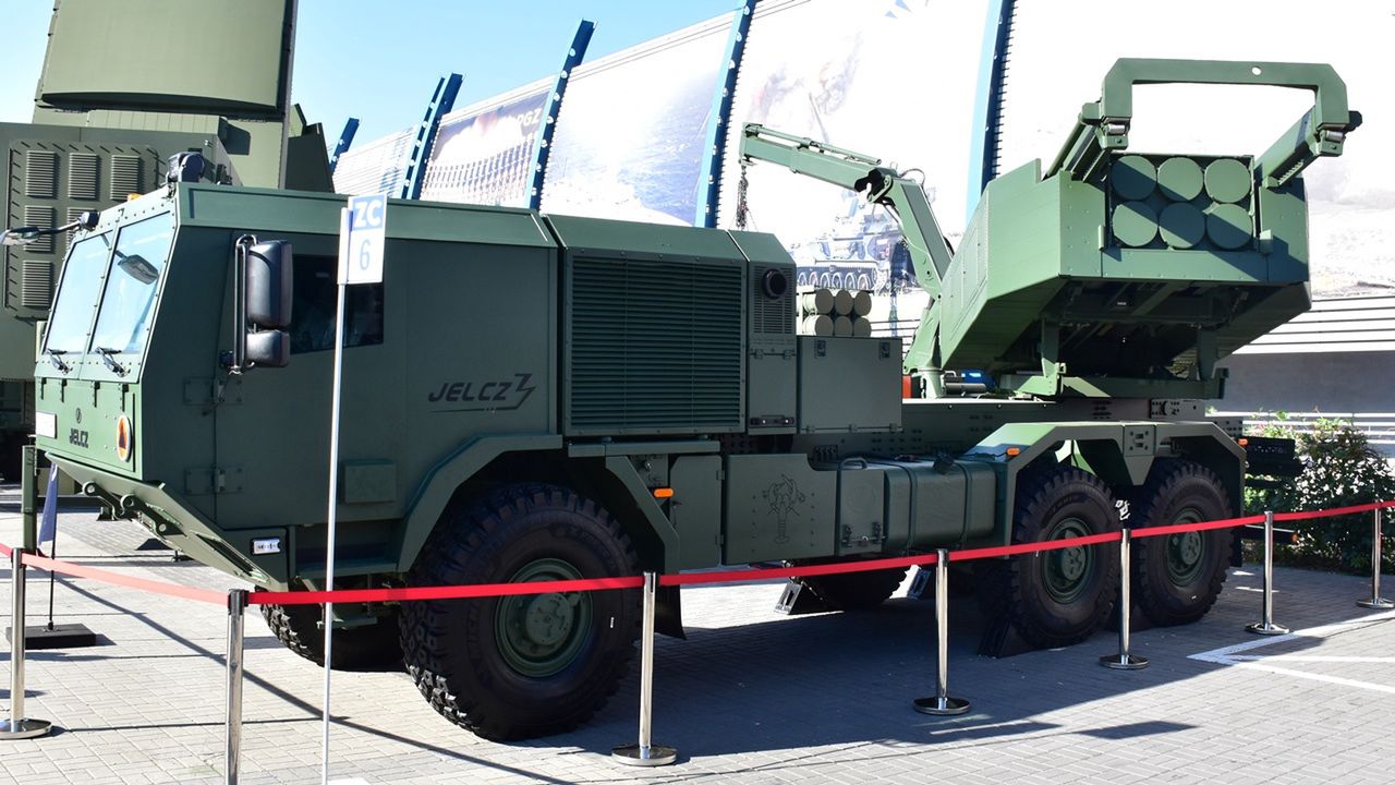 Wyrzutnia HIMARS na podwoziu Jelcza.