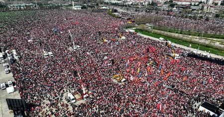 Największe od dekady protesty trwają. Turyści nie rezygnują ze zwiedzania