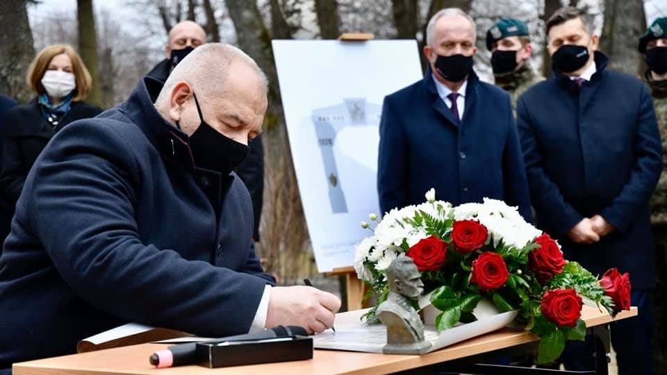 Jacek Sasin złożył podpis pod aktem erekcyjnym pod budowę łuku triumfalnego w Tomaszowie Lubelskim