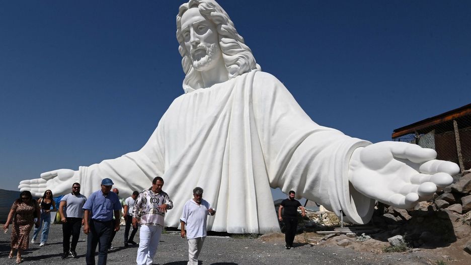 Popiersie Jezusa w Erywaniu
People pass by the bust sculpture of Jesus Christ, a part of a giant sculpture, by Armenian sculptor Armen Samvelyane, which will have a height of 33 meters at a workshop in Yerevan on August 26, 2024. The statue of Jesus Christ is to be erected on Mount Hatis, some 30km from Yerevan, from where it will be visible, said the sculptor, who has been working on the project for two years. (Photo by KAREN MINASYAN / AFP) / RESTRICTED TO EDITORIAL USE - MANDATORY MENTION OF THE ARTIST UPON PUBLICATION - TO ILLUSTRATE THE EVENT AS SPECIFIED IN THE CAPTION
KAREN MINASYAN