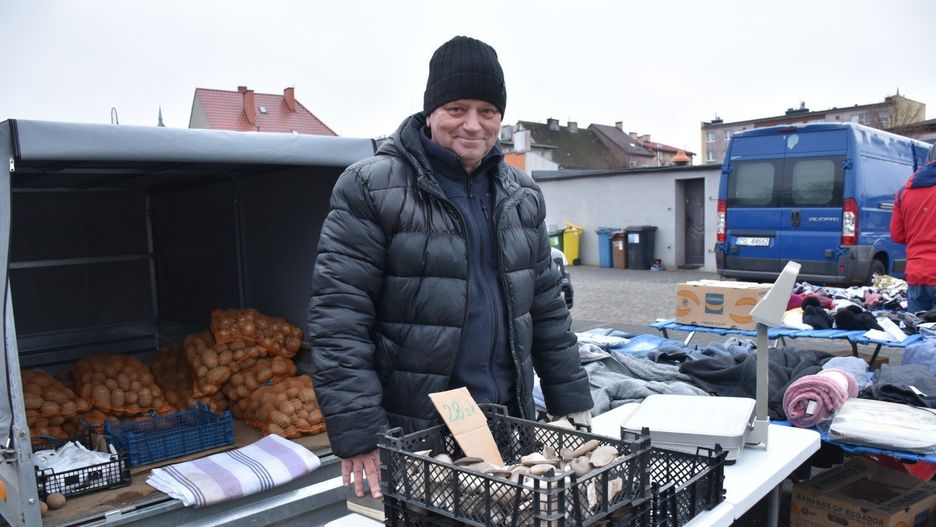Targowisko rolnicze w Sławnie z wieloma lokalnymi produktami od rolników
