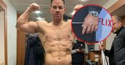 Prawie niezauważalny szczegół. Mark Wahlberg zrobił to dla żony