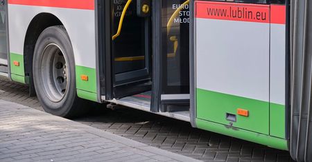 Wysiedli za 17-latkiem z autobusu i pobili go na przystanku. Spodobał im się jego telefon
