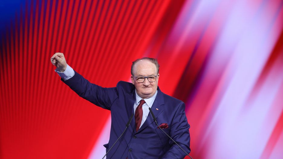 Warszawa, 27.04.2024. Kampania wyborcza do Parlamentu Europejskiego. Europoseł PiS Jacek Saryusz Wolski przemawia na konwencji w centrum wystawowym EXPO XXI w Warszawie, 27 bm. Prawo i Sprawiedliwość podczas konwencji pod hasłem "Wolni Polacy wobec zmian traktatowych Unii Europejskiej� zainaugurowali kampanię wyborczą do Parlamentu Europejskiego. (mr) PAP/Rafał Guz