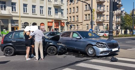 Maybach zderzył się z citroenem. Utrudnienia w centrum Lublina