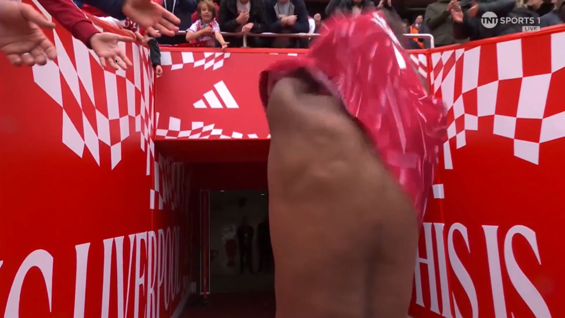 Chytry kibic wyrywa chłopcu koszulkę