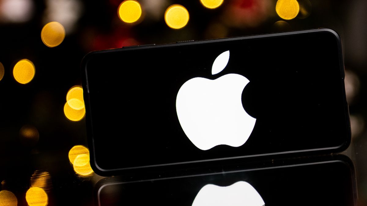 POLAND - 2023/01/06: In this photo illustration an Apple logo seen displayed on a smartphone. (Photo Illustration by Mateusz Slodkowski/SOPA Images/LightRocket via Getty Images)