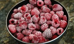 Kupiłeś te maliny? Natychmiast je wyrzuć. Są skażone Salmonellą