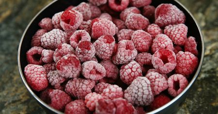 Kupiłeś te maliny? Natychmiast je wyrzuć. Są skażone Salmonellą