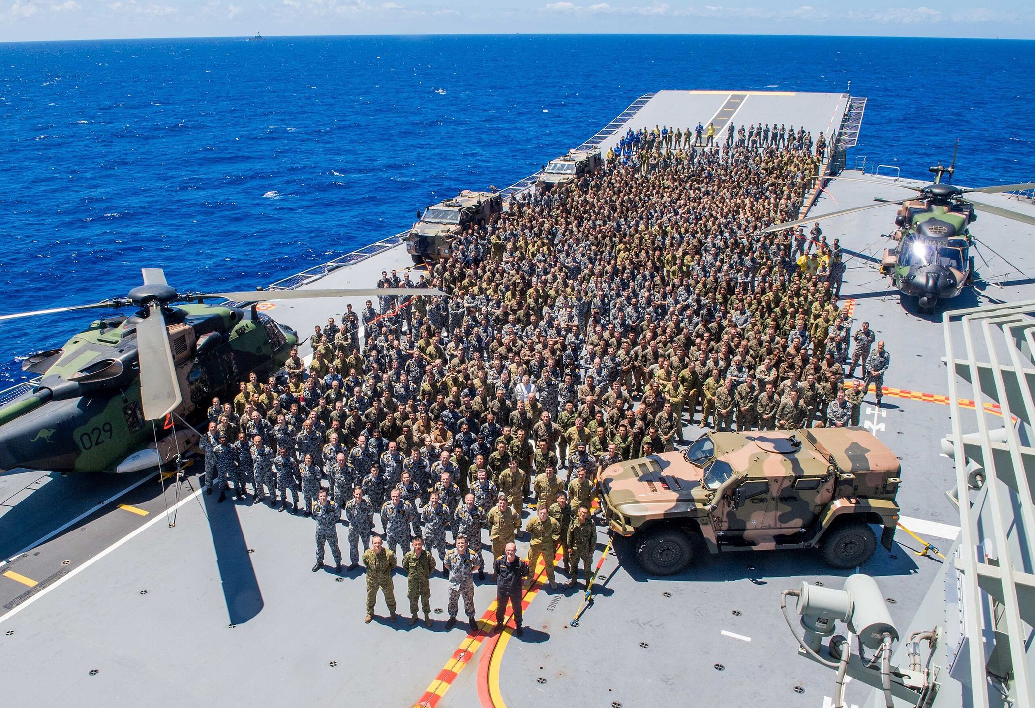 Hawkei na pokładzie HMAS Adelaide podczas ćwiczeń RIMPAC w 2018 r.,