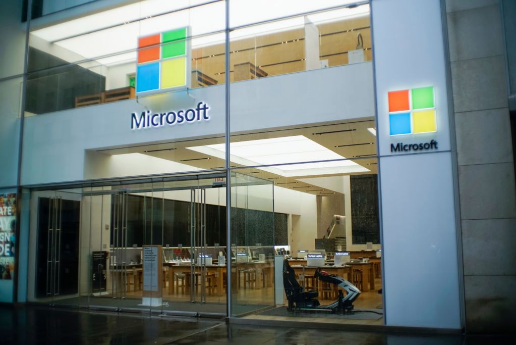 Microsoft zwalnia pracowników, bo może ich zastąpić sztuczną inteligencją