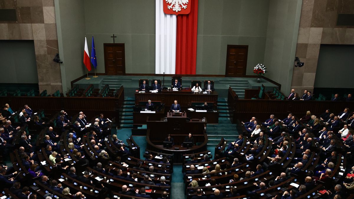 Polacy twierdzą, że politycy to najbardziej przepłacana profesja