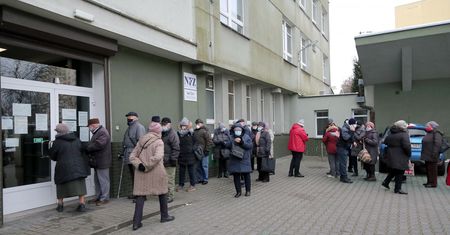 Szczepienia przeciwko COVID-19. Rząd prosi szpitale i przychodnie o przełożenie terminów