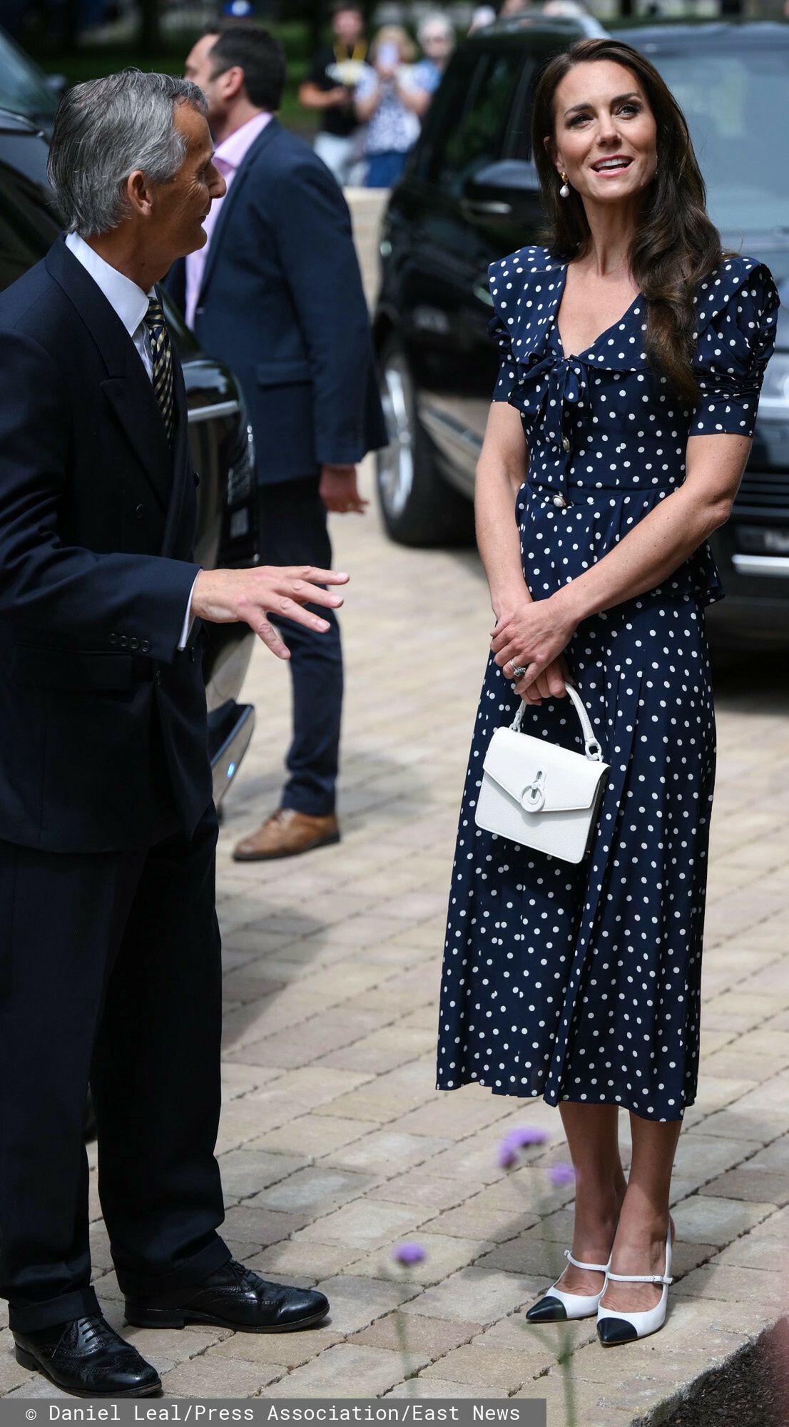 Księżna Kate w sukience midi w groszki 