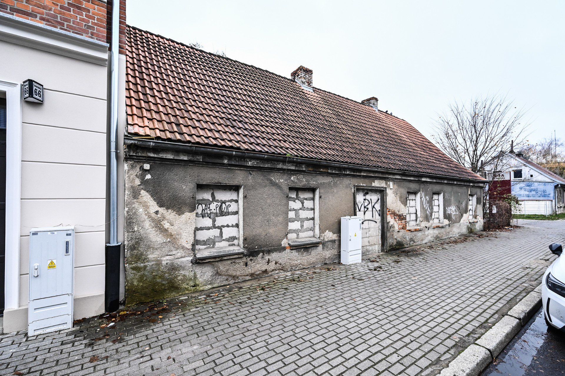 Niewielki zaniedbany budynek przy ulicy Toruńskiej, który sąsiaduje z odnowioną kamienicą, znajduje się pod zarządem bydgoskiego sądu