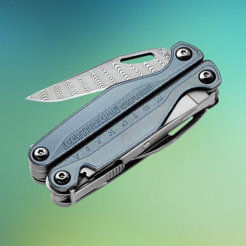 Multitool z damastu. Leatherman Charge+ TTI Damascus to użyteczne arcydzieło