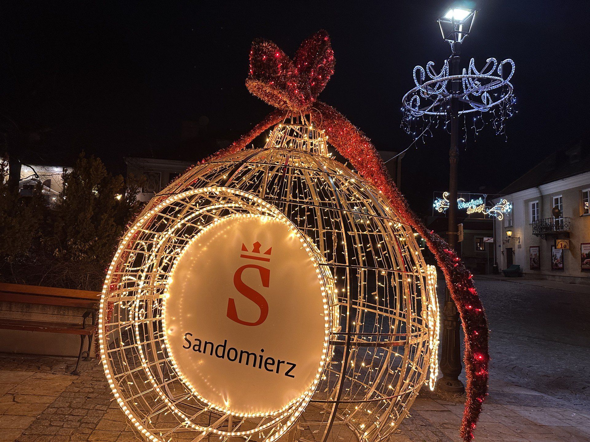 Na Rynku stanęła rozświetlona bombka. 